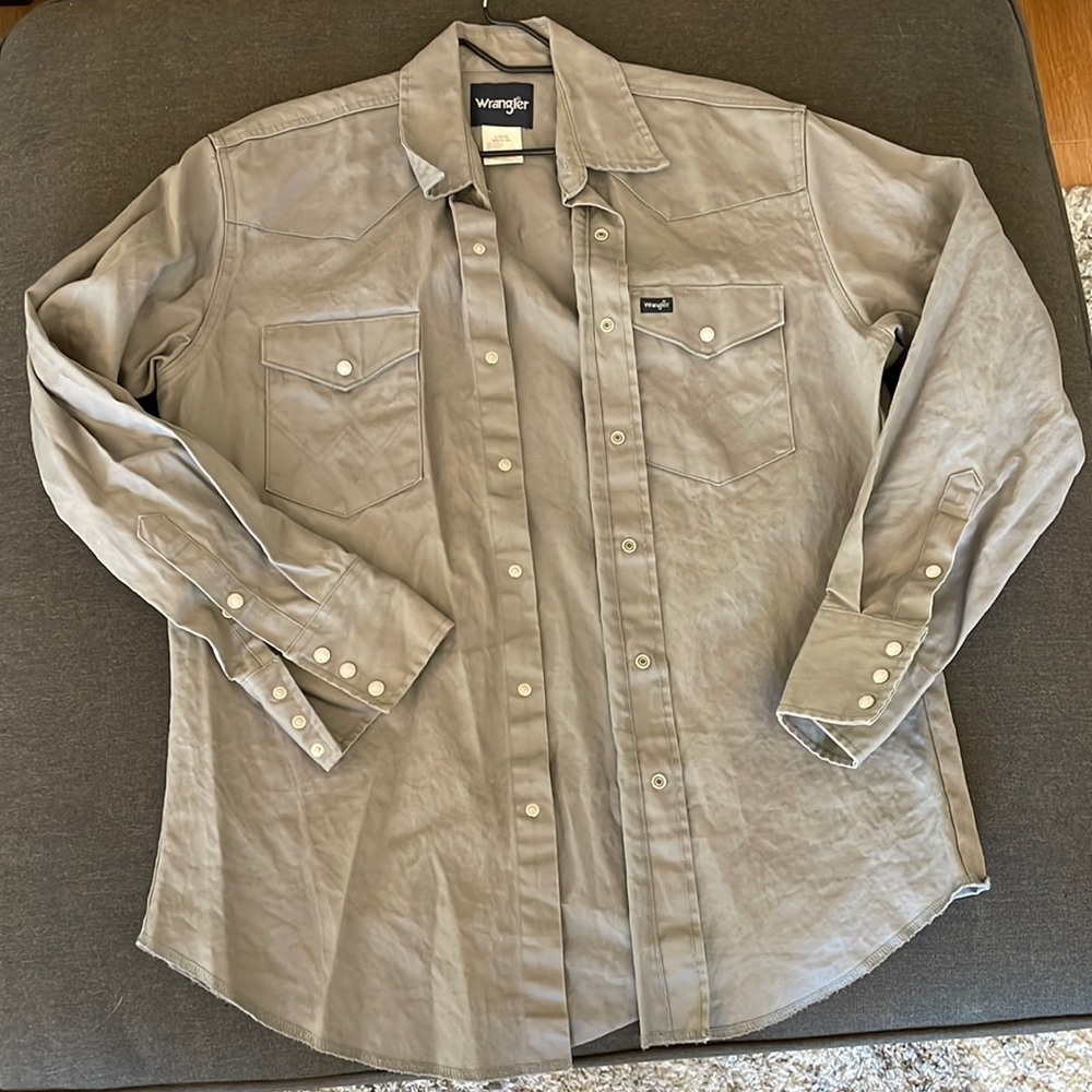 Gray cotton Wrangler western shirt L white pearl snaps.